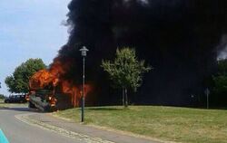 Ein Schulbus brennt bei Bad Urach aus. FOTO: PR