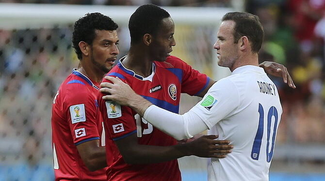 Englands Wayne Rooney (rechts) verabschiedet sich von seinen Gegenspielern aus Costa Rica. FOTO: DPA