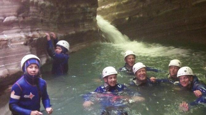 Das Bad im kalten Gebirgsfluss haben zusammen mit Sven Graul alle gewagt. FOTO: PR