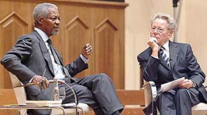 Der katholische Theologe Hans Küng (rechts) im Dialog mit UN-Generalsekretär Kofi Annan. FOTO: TRINKHAUS