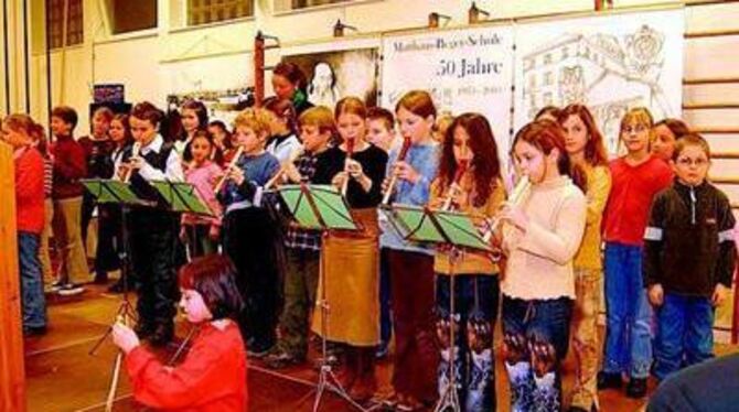 Ein musikalisch fröhliches Fest: 50 Jahre Beger-Schule samt Übergabe der neuen Fachräume. GEA-FOTO: NIETHAMMER