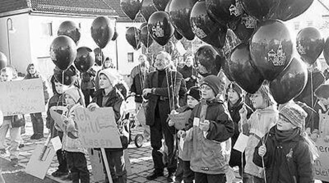 Rund 120 Mittelstädter, darunter auch der Lesenachwuchs, gingen gegen die Schließung ihrer Ortsbücherei auf die Straße.  FOTO: S