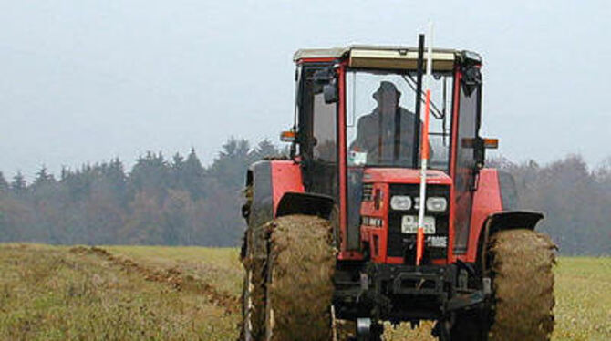 Flurneuordnung in Hayingen: Landwirt Karl Geiselhart kennzeichnet mit dem Pflug die neuen Grenzen im Feld. FOTO: PR