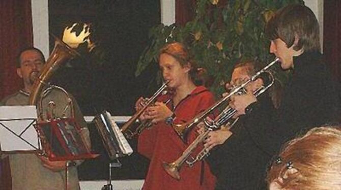 Täglich öffnet sich in Hohenstein eine Tür des lebendigen Adventskalenders, hier beim Posaunenchor Meidelstetten im alten Schulh