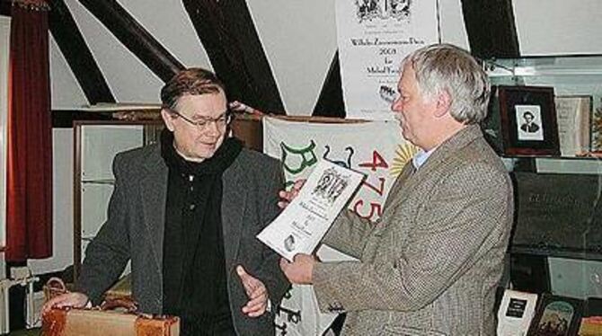 Günter Randecker (rechts) übergibt die Urkunde an Michael Krausnick. GEA-FOTO: EKS