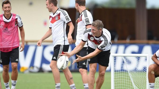 Will nicht nur beim Rugbyspielen Spaß haben: Bastian Schweinsteiger (vorne) darf heute gegen die USA auf eine Nominierung für di