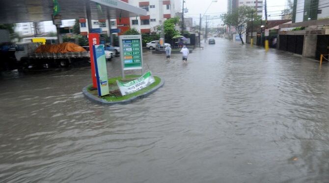 Wolkenbruchartige Regenfälle setzen Recife unter Wasser.