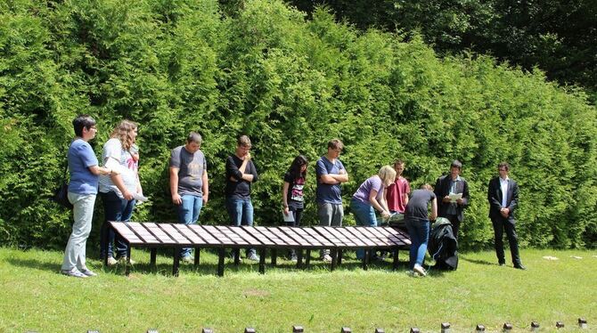 Enthüllung der 132 Namensziegel auf dem Friedhof Gänswag. Das Gestell haben die Azubis der Fahrradwerkstatt der Bruderhausdiakon