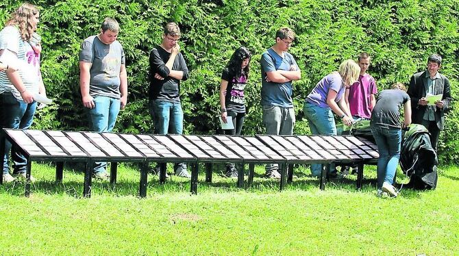 Enthüllung der 132 Namensziegel auf dem Friedhof Gänswag. Das Gestell haben die Azubis der Fahrradwerkstatt der Bruderhausdiakon