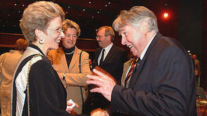 Tete-a-Tete mit dem Vor-Vorgänger: Dr. Manfred Oechsle gratuliert Barbara Bosch. Und Regierungspräsident Hubert Wicker (im Hinte