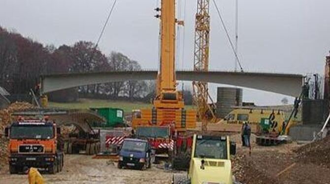 Über 35 Meter lang sind die beiden Fertigbauteile einer Brücke, die seit gestern die Neubautrasse der B 465 im Zuge der Ortsumge