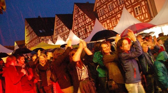 Das bischen Regen hat der Party beim Stadtfest Trochtelfingen nicht geschadet.