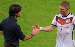 Joachim Löw holt den völlig entkräfteten Bastian Schweinsteiger vom Platz. Foto: Thomas Eisenhuth