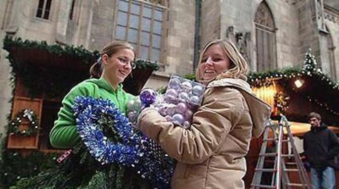 Schmuck muss her: Vorbereitungen für den Weihnachtsmarkt. FOTO: TRINKHAUS