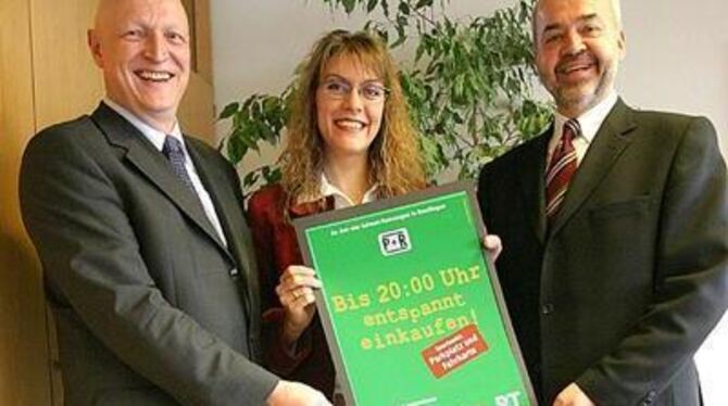 Peter Voss, Tanja Ulmer und Bürgermeister Thomas Reumann (von links) freuen sich über das dreizehnte Park+Ride-Angebot in Reutli