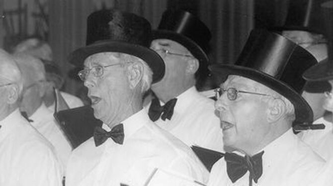 Stilecht mit Zylindern: Mitglieder des Männerchors im Eninger Gesangverein als &raquo;Comedian Harmonists&laquo;. FOTO: MAGE