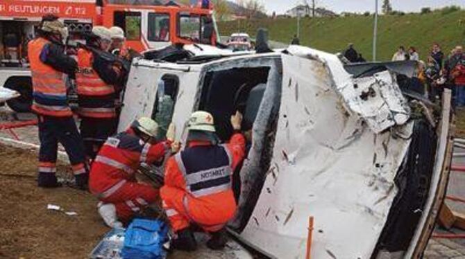 Zur Übung eingeklemmt: Unfall im Zeilstraßen Kreisverkehr. GEA-FOTO: JÜRGEN MEYER