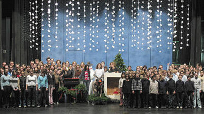 Die Chöre des List-Gymnasiums entführten ihr Publikum in eine Winterwelt.   FOTO: GER