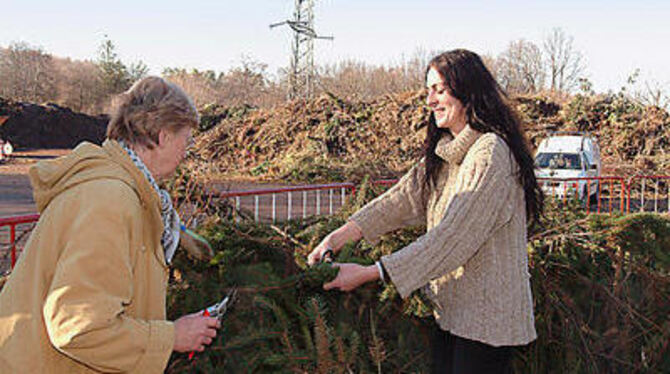 Daniela Campanale (rechts) und Adelheid Sänger bedauern sehr, dass sie am Reutlinger Häckselplatz bei Betzingen in Zukunft keine