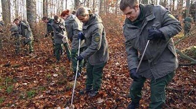 Die Bereitschaftspolizei aus Biberach sucht im Metzinger Wald nach Gegenständen, die in Zusammenhang mit dem Toten weiterhelfen