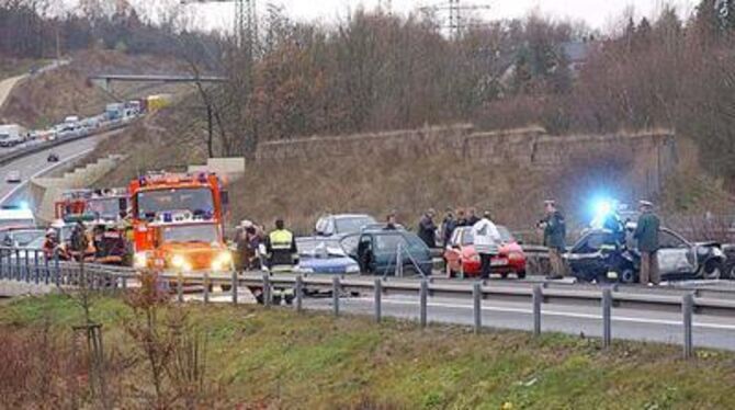 Trotz einer Umleitung bildete sich auf der B 28 in Richtung Metzingen ein langer Stau. Ganz rechts das Auto, in dem ein Mensch u