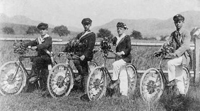 Mitglieder des Bodelshäuser Arbeiterradfahrvereins um 1922. Wie der Radfahrerverein bildete eine ganze Reihe von Arbeitersportve