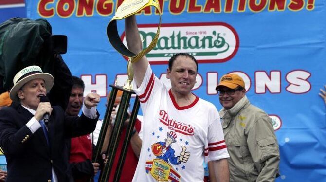 Joey Chestnut hat das Hotdog-Wettessen gewonnen. Foto: Peter Foley