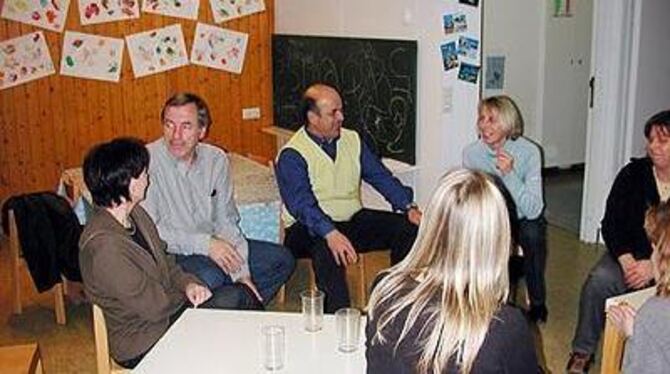 Mit Erzieherinnen und Elternvertreterinnen im Gespräch: Helmut Lengerer und Karl Bez beim Ortstermin im Erpfinger Kindergarten.