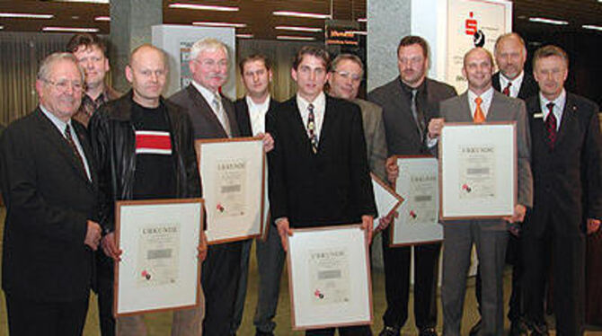 Die Prämierten des Innovationspreises 2003 mit KSK-Chef Eugen Schäufele (rechts) und Günther Hecht (links). GEA-FOTO: JÜK