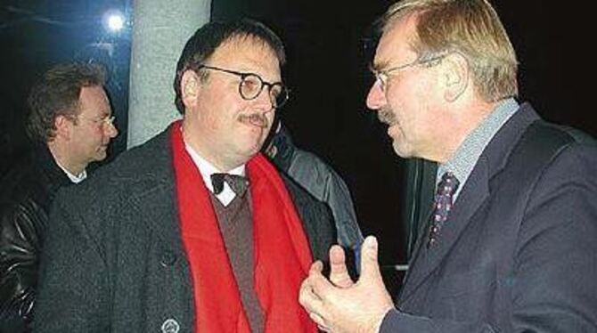 &raquo;So ein Spiel!&laquo;: Regierungspräsident Hubert Wicker (rechts) im Gespräch mit Gemeinderat Thomas Keck. GEA-FOTO: JÜK