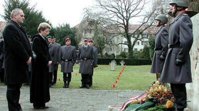 Eingerahmt von Reservisten gedachte Oberbürgermeisterin Barbara Bosch der Gefallenen aus den Weltkriegen. GEA-FOTO: JOBA