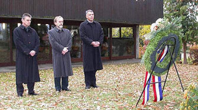 In stillem Gedenken: Pfullingens Bürgermeister Rudolf Heß flankiert von seinen Stellvertretern Gert Seeger (rechts) und Karl-Hei