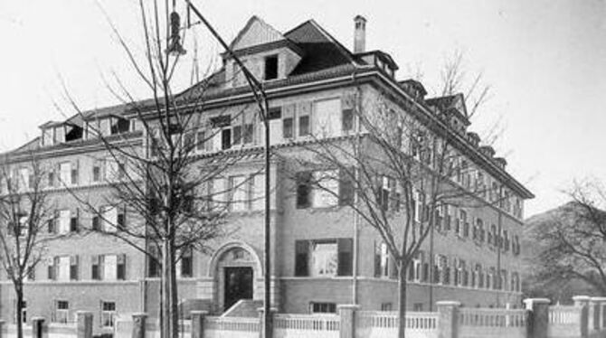 Mit Speisesaal, Liegehalle, Lesezimmer, Radio, elektrischer Beleuchtung und fließend Wasser galt das Altenheim Ringelbach 1928 a