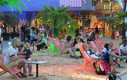 Kleine und große Fußballfans relaxen während der langen Einkaufsnacht auf dem 300 Quadratmeter großen Sandstrand. GEA-FOTOS: JÜR