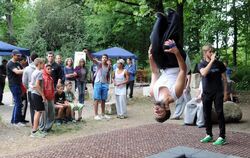 Absolute Körperbeherrschung: Spektakuläre Sprünge zeigten die Sportler bei der »Bastille-Parkour-Competition«. GEA-FOTO: JÜRGEN 