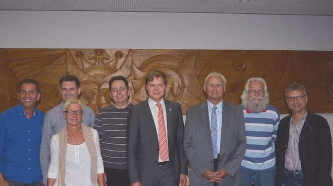 Bürgermeister Peter Nußbaum (Fünfter von links) dankte (von links) Thomas Fauser, Frank Hummel, Diana Geisel, Andreas Wanninger,