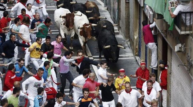 Das traditionelle Stierrennen in Pamplona zieht jedes Jahr tausende Menschen an. Foto: Jesus Diges