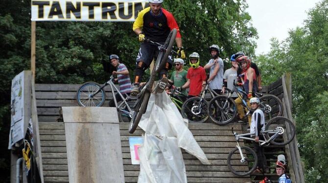 Hoch, höher, am höchsten: Dirtbike-Rider in Belsen im Wettkampf.  GEA-FOTO: MEYER