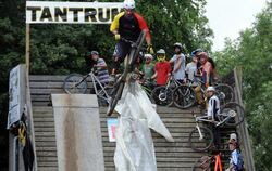 Hoch, höher, am höchsten: Dirtbike-Rider in Belsen im Wettkampf.  GEA-FOTO: MEYER