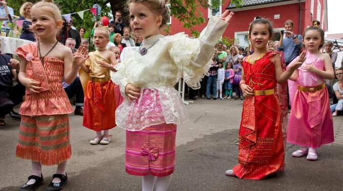 Offen für andere Kulturen: Die Jüngsten aus dem Freien Kinderhaus zeigten Thai-Tanz. FOTO: SCHREIER