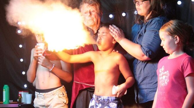 Spektakulärer Höhepunkt der Vorstellung war die Feuerspucker-Show der Sickenhäuser Silcherschüler. FOTO: PR