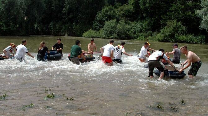 Badezuberregatta in Neckartenzlingen: Trocken blieb keiner der Teilnehmer.  FOTO: MUNDY HASSAN