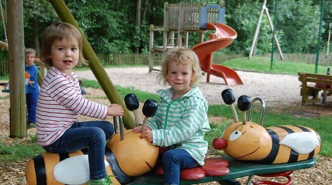 Sophie (links) und Franziska freuen sich über die neuen Wackelbienen auf ihrem Spielplatz am Ehrenbachtal. GEA-FOTO: STÖHR