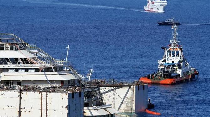 Letzte Reise: Die »Costa Concordia« vor der Fahrt zum Abwracken. Foto: Claudio Giovannini