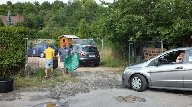 Anlieferung per Hand und per Auto – alle zwei Wochen herrscht ordentlich Betrieb.  GEA-FOTO: HEK