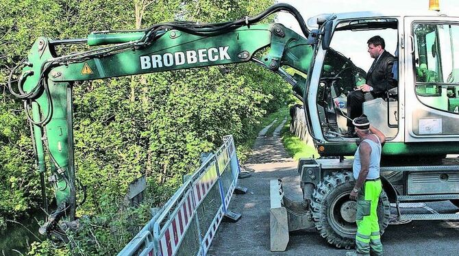 An den Hebeln: Metzingens Oberbürgermeister Dr. Ulrich Fiedler beim ersten Baggerbiss für das neue Bauwerk. FOTO: STRÖHLE