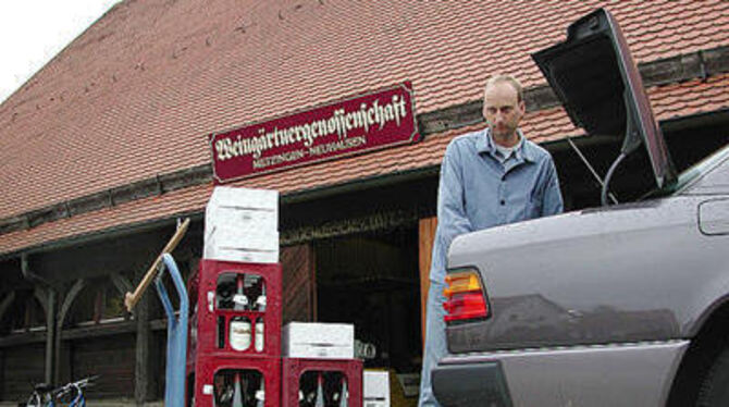 Martin Koch, Weinverkauf-Verantwortlicher der Weingärtner-Genossenschaft Metzingen, und die Innere Kelter.  GEA-FOTO: FÜSSEL