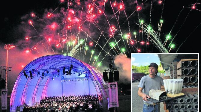 Sorgt für das feurige Spektakel bei der Classic-Night: Pyrotechniker Ulrich Frick mit »Munition«(kleines Bild).  GEA-ARCHIVFOTO/