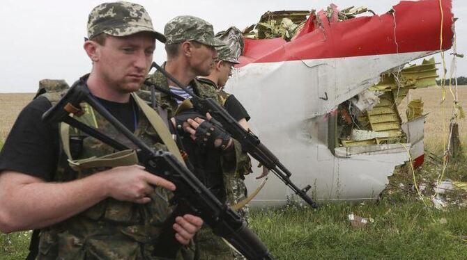 Bewaffnete Separatisten vor dem Wrack der Boeing 777: Der Kampf in der Ostukraine geht weiter. Foto: Anastasia Vlasova