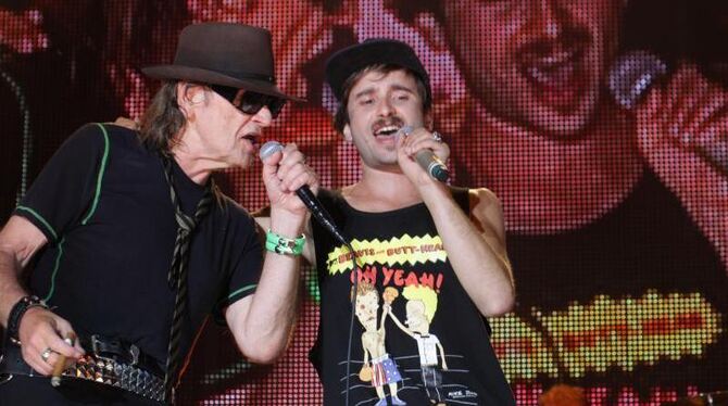 Udo Lindenberg (l) und der Sänger Ibrahim Lässing gingen in Calw gemeinsam auf die Bühne. Foto: Ralf Recklies